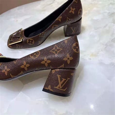 64,213 Louis Vuitton Shoe Stock Photos & High